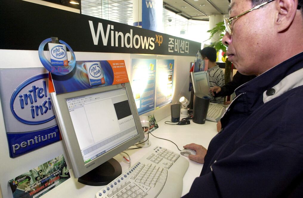 Un surcoreano prueba Windows XP en una exhibición en el principal centro comercial de Seúl, el 12 de octubre de 2001. Foto: Emmanuel Dunand/AFP