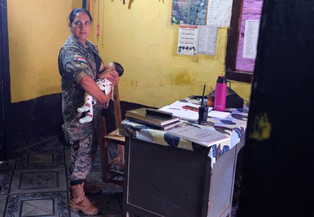 El tierno momento de la lactancia en plena comisaría se hizo viral en redes sociales. Foto: @policia_py