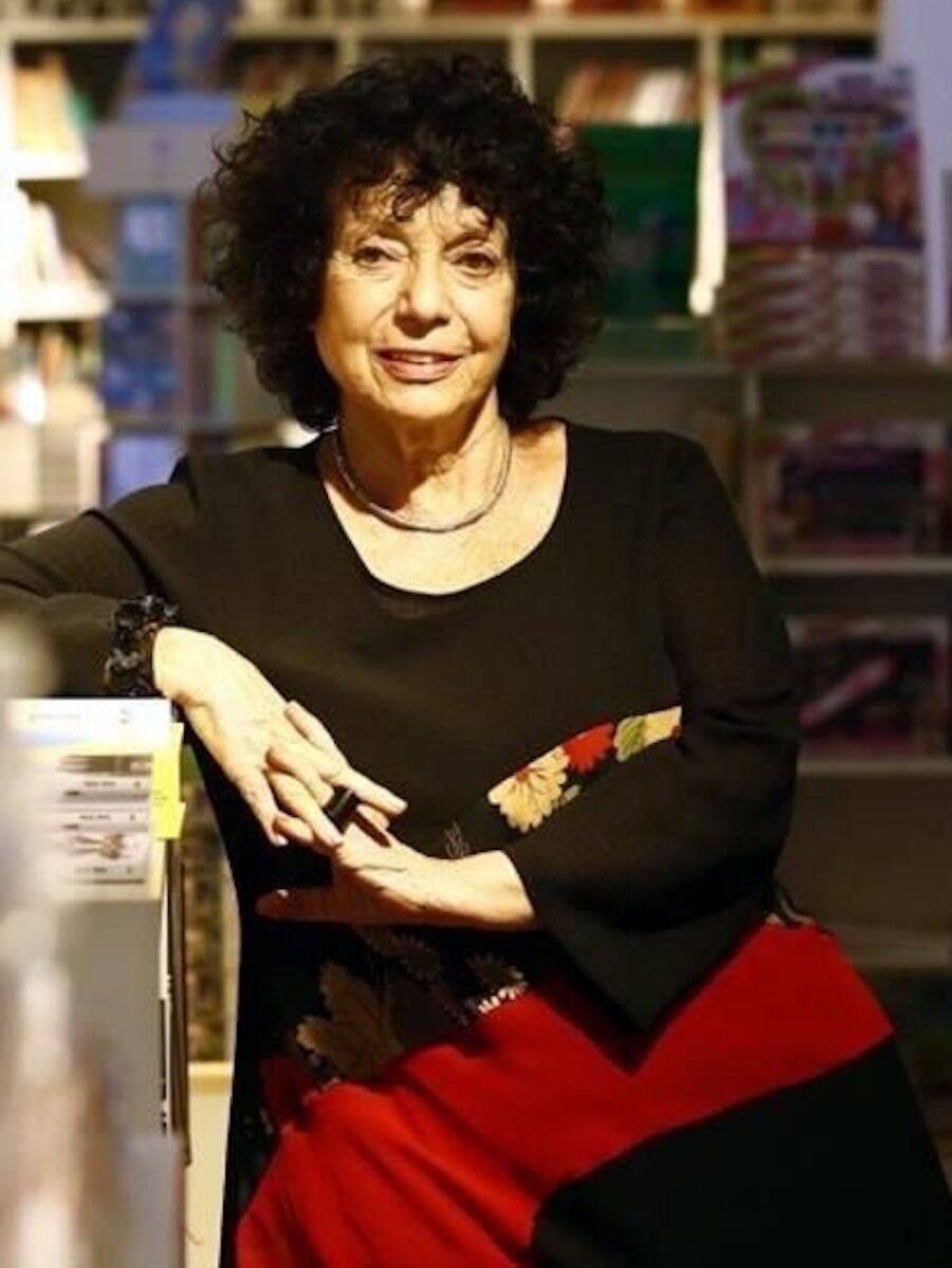 Luisa Valenzuela –escritora argentina, Premio Carlos Fuentes– recopiló en Sa Rosada, Mamoiada, Cerdeña, las historias necesarias para escribir su novela “La máscara sarda”, sobre Giovanni Pires o Juan Domingo Perón.