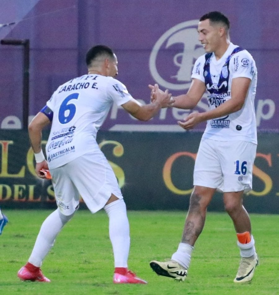 Édgar Zaracho felicita a Pablo Aranda, autor del segundo gol de Ameliano. Foto: APF