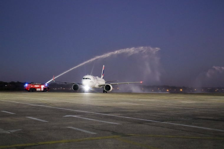 El avión que trajo a la selección paraguaya de fútbol. Foto: @Albirroja