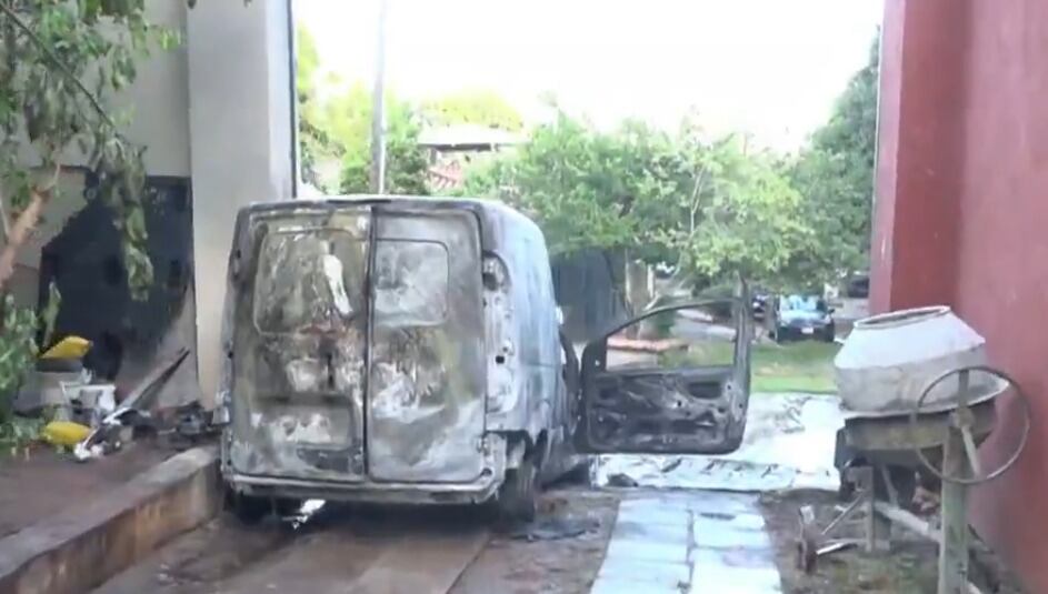 Un incendio se registró en un local de preparación de comidas donde dos vehículos fueron consumidos por el fuego. Foto: Captura de Pantalla