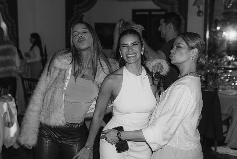 Amparo Velázquez junto a Giuliana Tewes y Patricia Padrón Rossi. Foto: Instagram -@arninoguerafotografiayvideo
