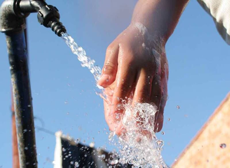 Se debe mejorar la proporción de la población que tiene acceso a servicios de agua potable y de saneamiento. Foto: Archivo