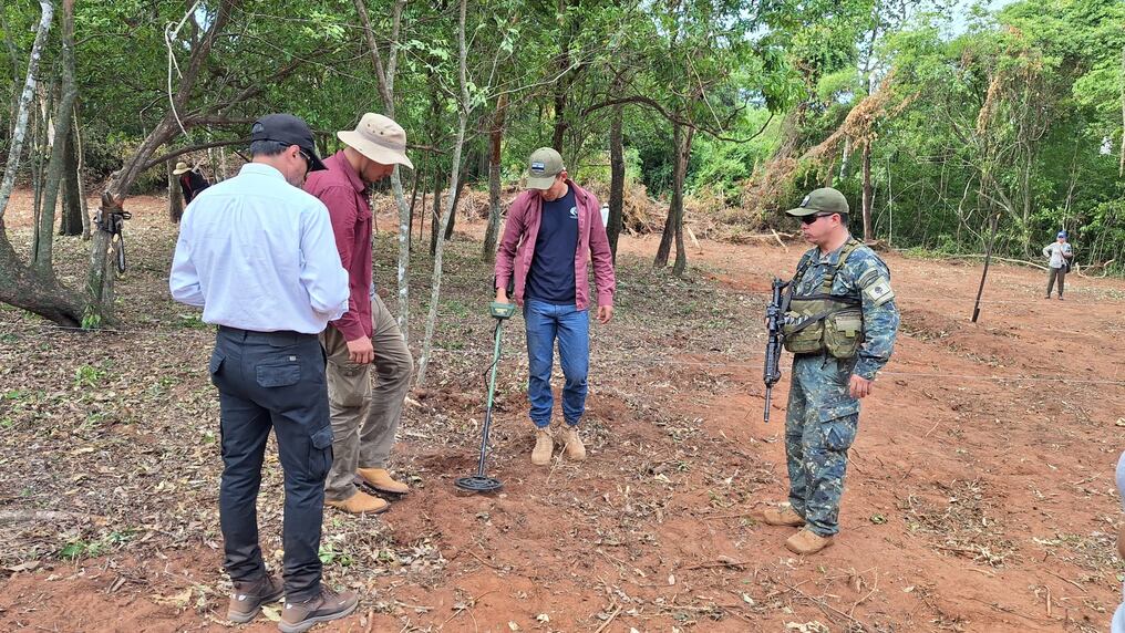 Usando tecnología y canes entrenado para rastreo el CODI junto con el Ministerio Público, buscaron por tres días algún indicios que lleven a la localización de los tres secuestrados por el EPP, el operativo por de pronto no arrojó ningún resultado. Foto: Gentileza.