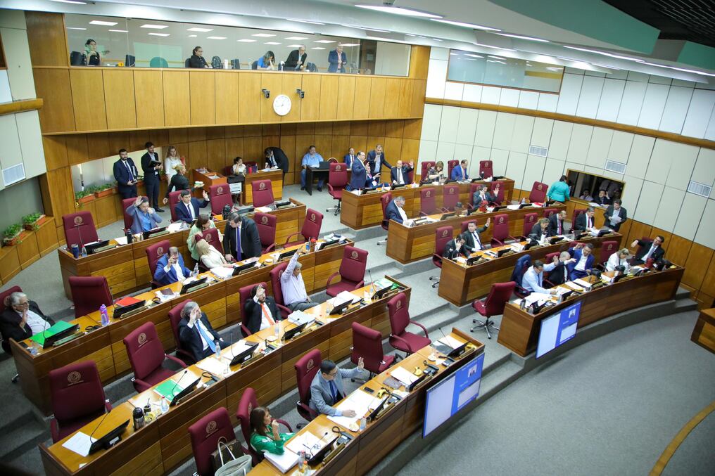 Luego de casi dos horas de debate, el Senado restituyó el desafuero de tres legisladores, iniciativa presentada por la bancada de Honor Colorado. Foto: @SenadoresPy