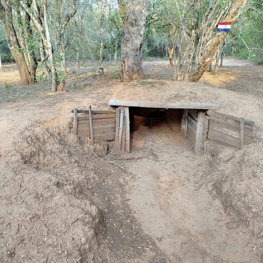 Bajo el asedio de la tropa boliviana, los paraguayos cavaron un túnel para poder llegar por la retaguardia y sorprender al enemigo