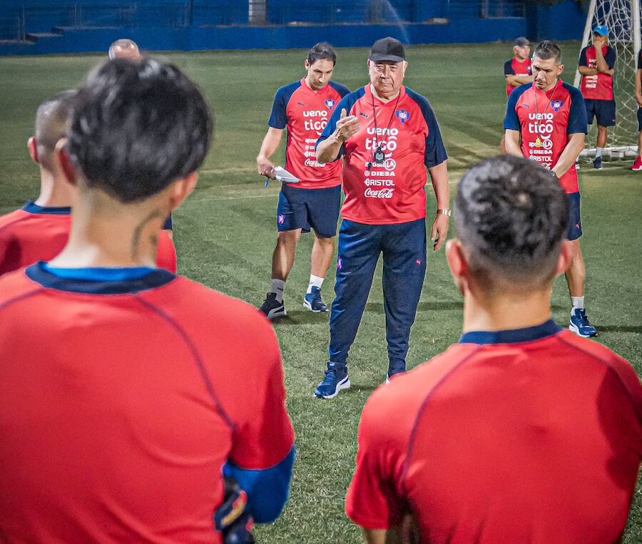 El entrenador Carlos Jara Saguier conversa con el plantel durante su primer entrenamiento en la Olla Azulgrana.FOTO: @CERRO PORTEÑO