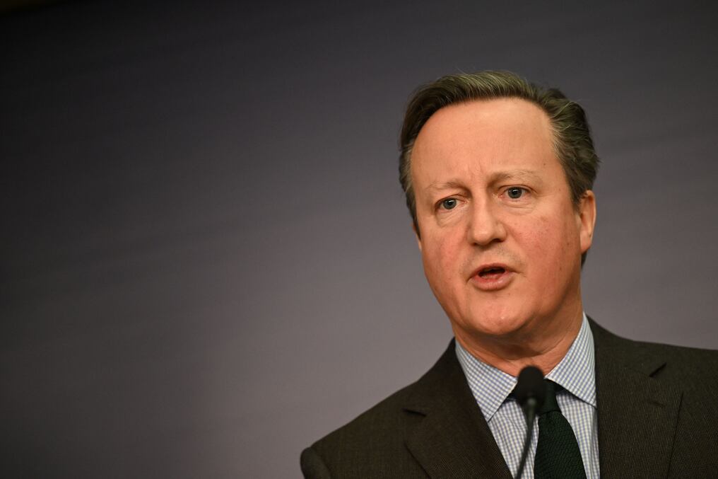 La aeronave que transportada a David Cameron ya aterrizó en el Silvio Pettirossi. El diplomático y su comitiva van rumbo al Palacio de Gobierno. Foto: AFP