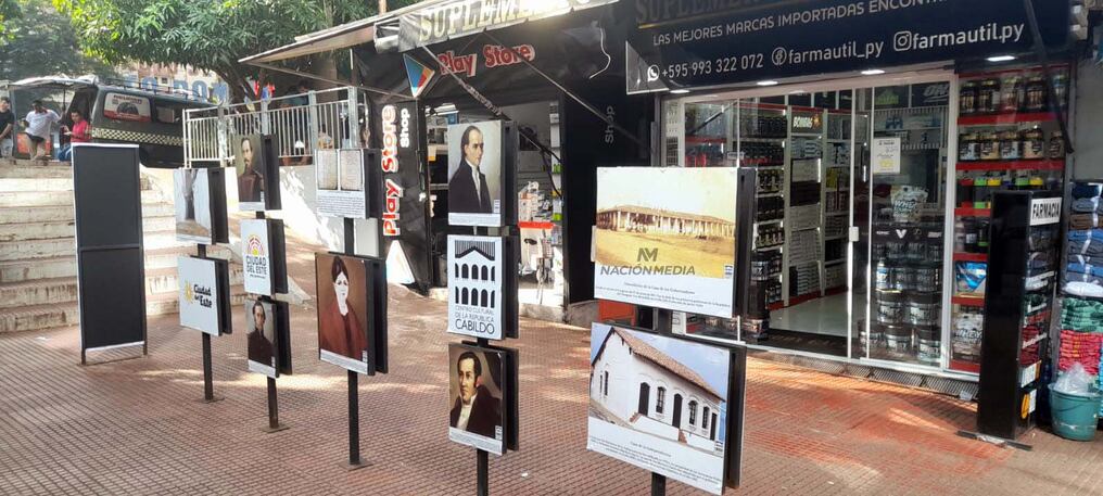 Exposición por el mes aniversario de la Independencia del Paraguay, en el paseo Monseñor Rodríguez del centro de Ciudad del Este. Foto: Dolly Galeano