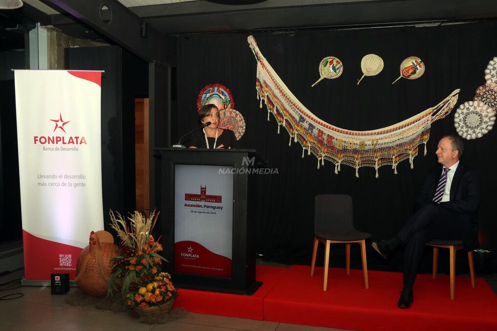 La titular de Fonplata, Luciana Botafogo, durante la inauguración de la nueva oficina en Asunción, y el ministro Carlos Fernández. Foto: Cristóbal Núñez