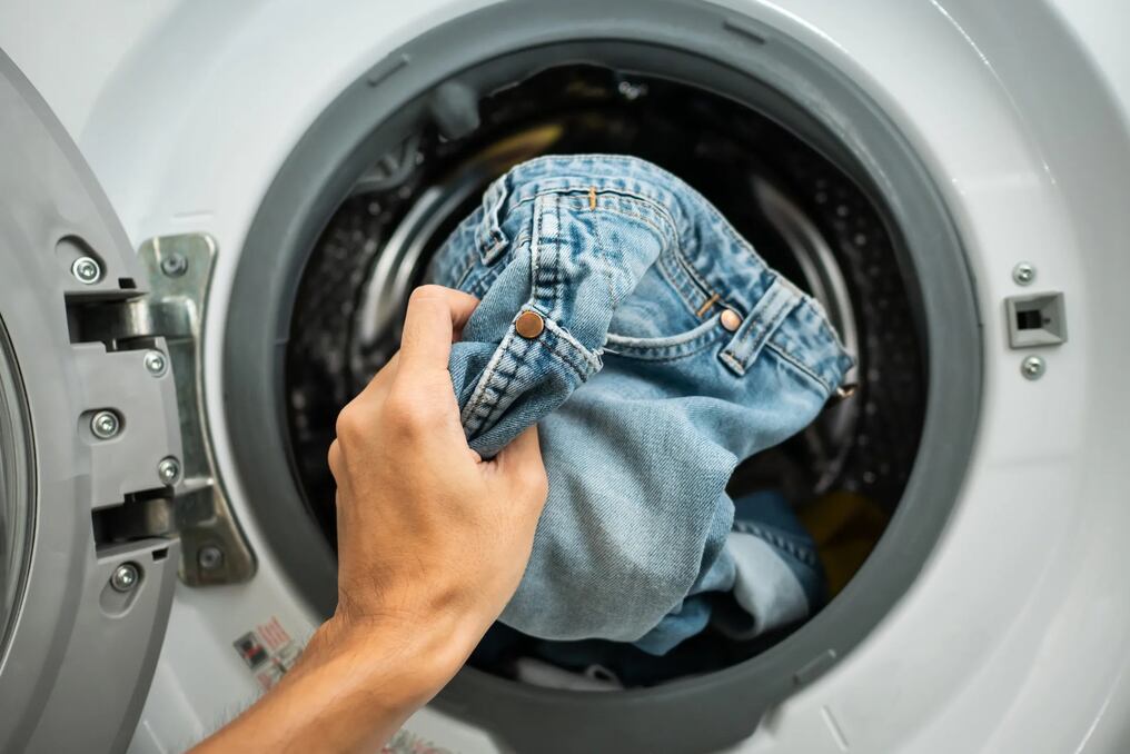Es recomendable limpiar los vaqueros de forma manual, sin exagerar con el agua y el jabón. Foto: Pexels