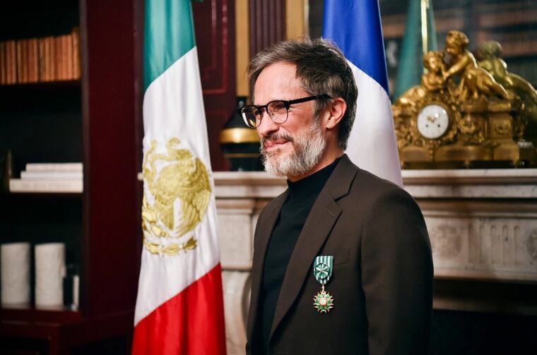 Gael García Bernal recibió la medalla de la Orden de las Artes y las Letras otorgada por el ministerio de Cultura de Francia. Foto: AFP
