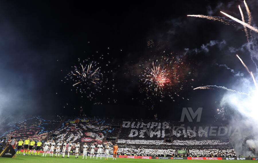 Maravillosa obra de la hinchada franjeada con el despliegue del mosaico con la leyenda “Olimpia de mi vida” y el clásico rey en alusión al tricampeonato de la Libertadores.FOTO:JORGE JARA