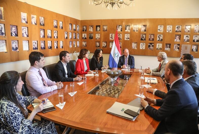 De la reunión también participaron la ministra del MOPC, Claudia Centurión; la presidenta de la AFD, Stella Guillén; el gerente general de CAF Uruguay, Fabián Ibarburu, y el ejecutivo principal de CAF, Hernán Carvallo. Foto: Gentileza