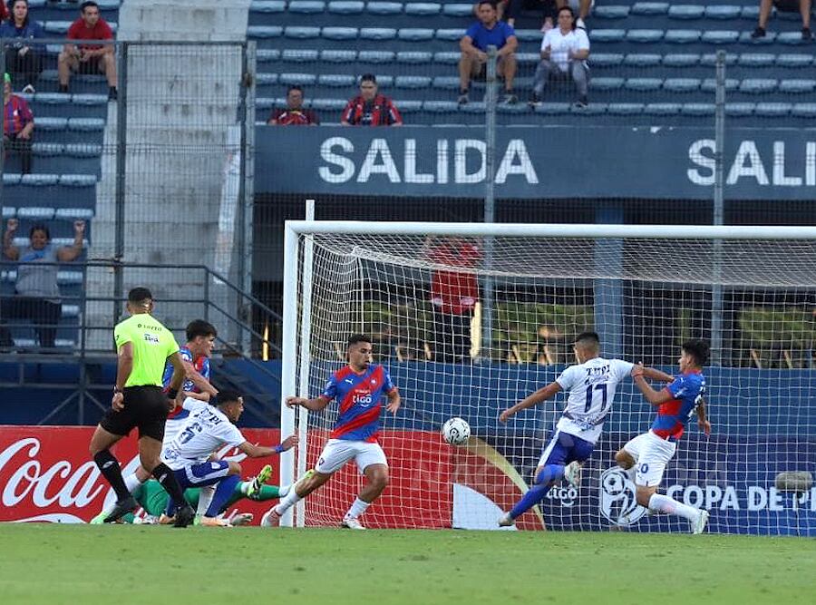 Secuencia de la jugada que terminó en el primer gol de Richard Torales para Ameliano.FOTO:JORGE JARA