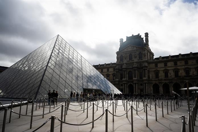 El filme del robo del Louvre estará a cargo de Romain Gavras. Julie Sebadelha / AFP