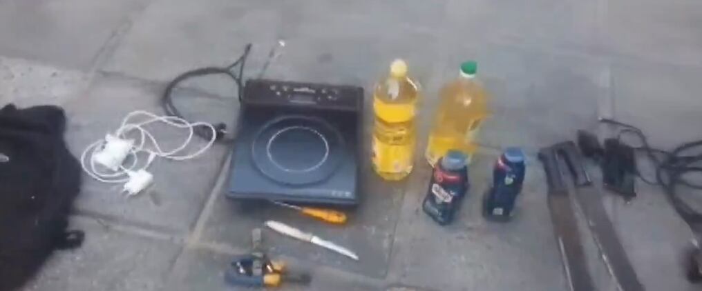 El sujeto tenía la peculiaridad de almacenar parte de lo robado en un matorral. Foto: Captura de pantalla