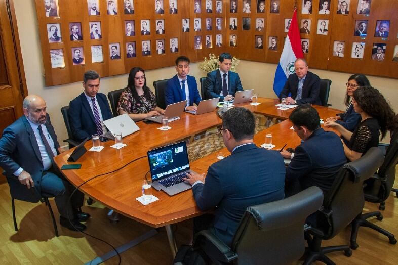 Reunión entre autoridades del BID y MEF. Foto: Gentileza