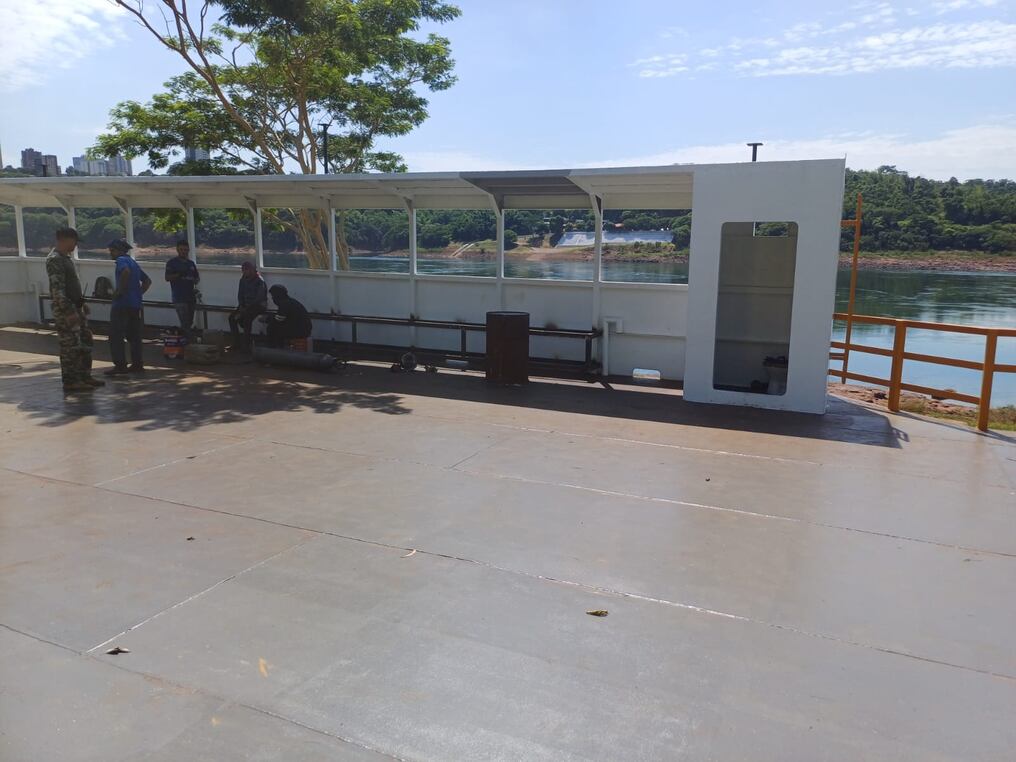 Argentina autorizó cruce en balsa entre los puertos Irala (Paraguay) y Libertad (Argentina), pero sigue habiendo traba. La aduana de ese país exige otra infraestructura para el control. Foto: Gentileza