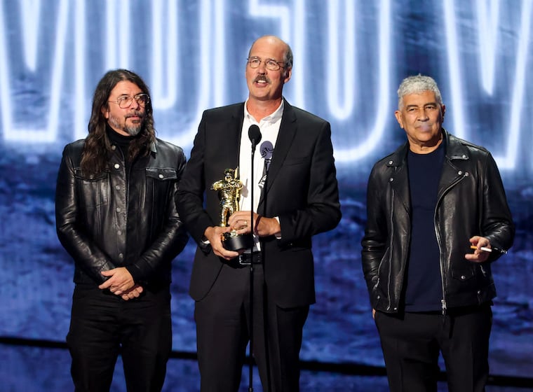 Dave Grohl, Krist Novoselic, y Pat Smear de Nirvana. Foto: Kevin Winter / Getty Images via AFP