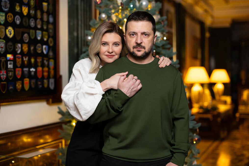 El mandatario ucraniano emitió un mensaje de Año Nuevo y compartió una imagen junto a su esposa Olena Volodímirivna Zelenska. Foto: @ZelenskyyUa