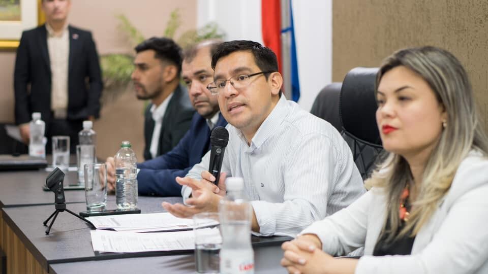 César Landy Torres, presentó hoy a su equipo de trabajo y remarcó que todos están a prueba hasta que una evaluación sobre los primeros resultados indique si deben continuar o no. Foto: Gentileza