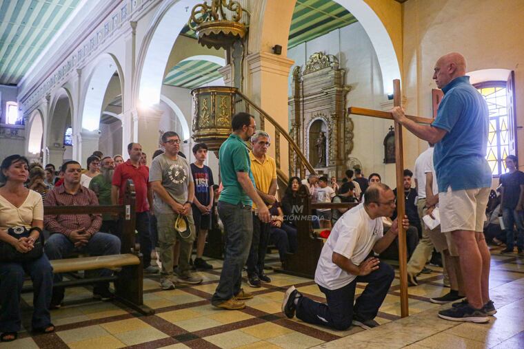 Muchas personas participaron de las tradiciones religiosas en las iglesias del país. Foto: Eduardo Velázquez/Nación Media