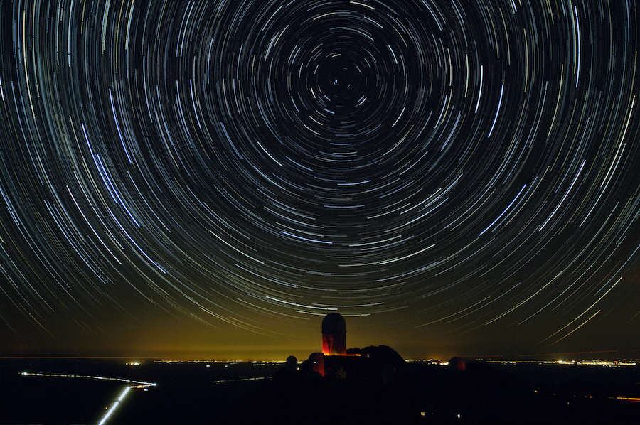 El universo continúa expandiéndose, pero va frenando