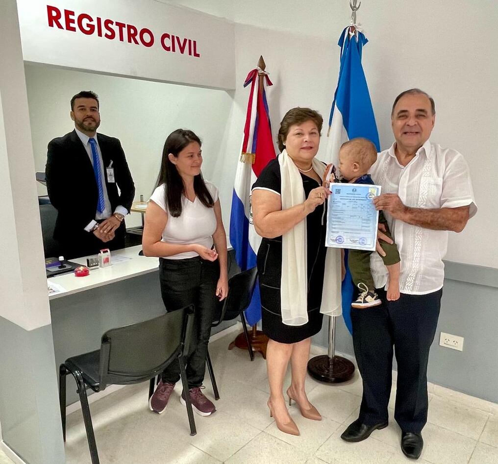 Autoridades paraguayas habilitaron las primeras oficinas permanente de Registro Civil en tres Consulados de Argentina, ubicados en Buenos Aires, San Justo y La Plata. Foto: Gentileza.