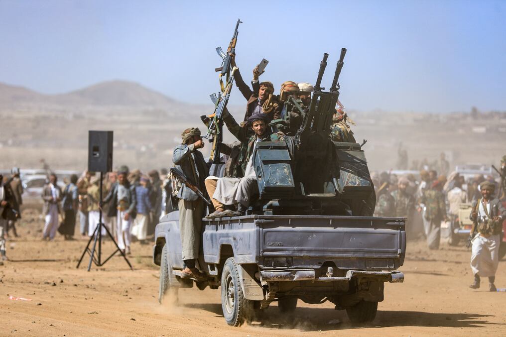 Hombres armados de tribus yemeníes se manifiestan contra ataques israelíes en los suburbios de la capital, Saná. Foto: Mohammed Huwais/AFP