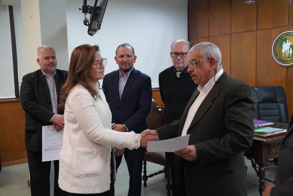El doctor Isaías Fretes encomendó a los nuevos designados que asuman con gran responsabilidad ante el delicado momento de la institución. Foto: IPS