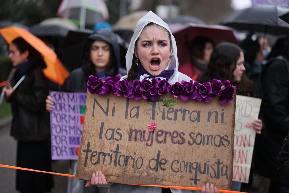 La lluvia no impidió que miles de personas copen las calles de Madrid para reclamar “una igualdad real” entre mujeres y hombres. Foto: AFP