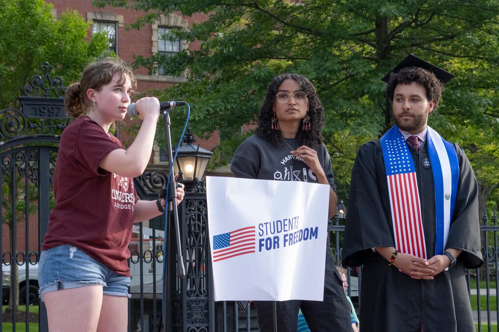 Estudiantes de Harvard manifiestan apoyo a sus compañeros internacionales en el campus de la universidad en Boston. Foto: Rick Friedman/AFP