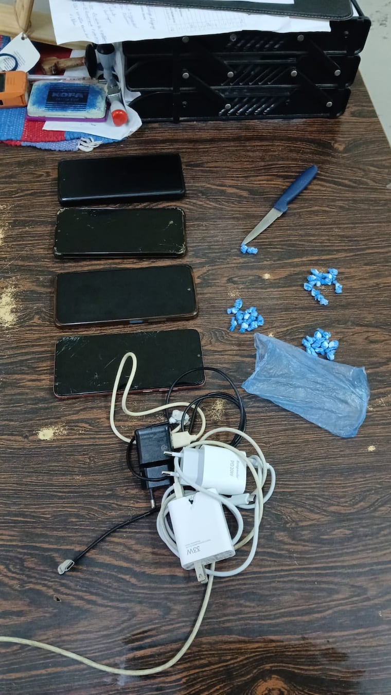 Incautan celulares y presunta cocaína durante requisa en penal La Esperanza