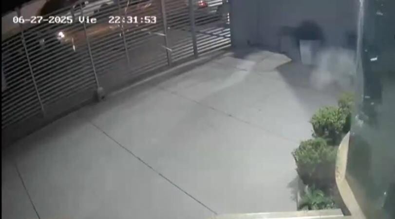 En imágenes de circuito cerrado de la zona se puede divisar que al menos tres sujetos habrían actuado. Foto: Gentileza 