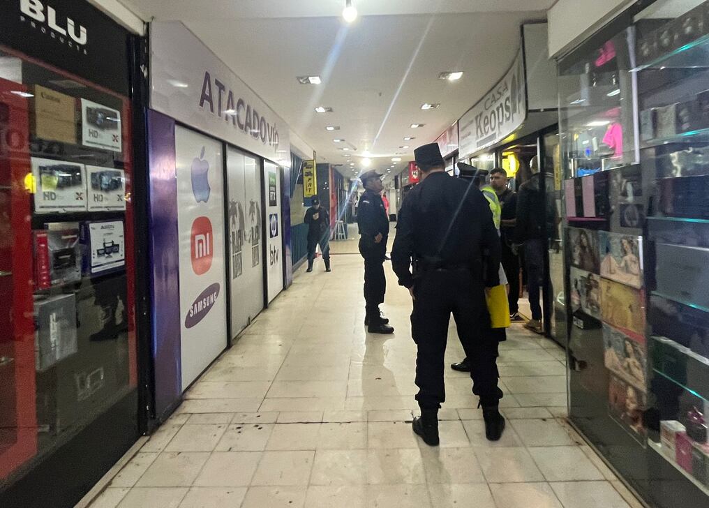 El personal policial fue hasta el local comercial donde supuestamente atacaron y robaron a un brasileño, pero ya estaba cerrado. Foto: Gentileza