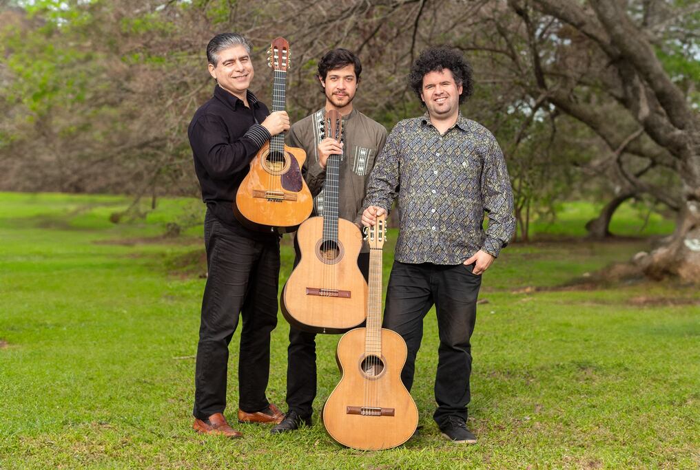 El trío de música folclórica se integra con Panchi Duarte (requinto), Orlando Martínez (guitarrón) y Martín Ortega (guitarra). Foto: Gentileza