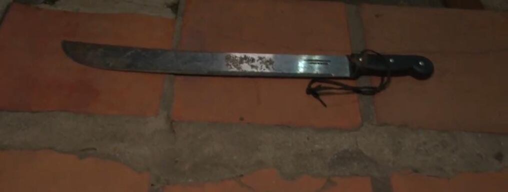 El agresor fue detenido luego de una persecución y en su poder se recuperó el machete. Foto: Captura pantalla