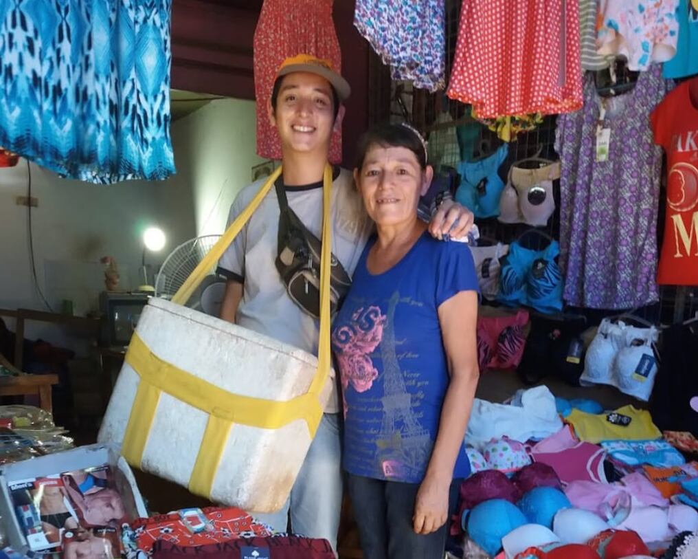El ahora doctor se costeó los gastos para estudiar medicina vendiendo helados de manera ambulante. Foto: Gentileza 