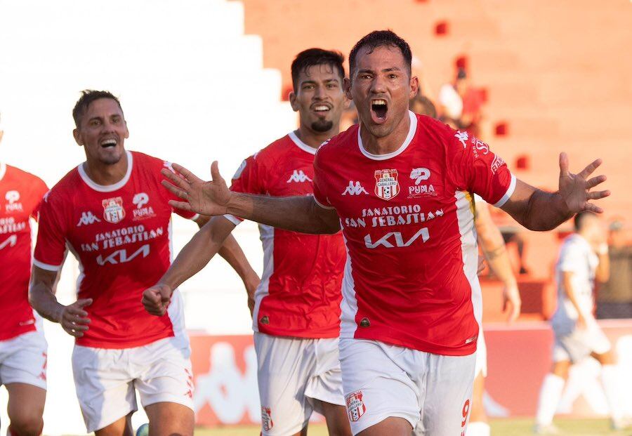 Explosión de alegría del goleador Clementino González, quien anotó de cabeza para que disfrute General Caballero.FOTO: @COPA DE PRIMERA APF