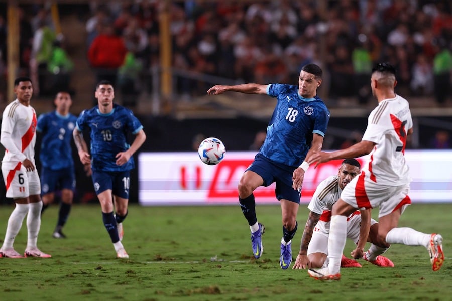 El albirrojo Alex Arce intenta dominar el balón ante la presión de los incaicos en el empate de anoche en Lima. Foto:APFOFICIAL