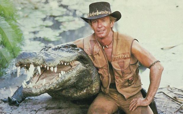 El actor australiano Paul Hogan, quien sigue vivo actualmente con 85 años, junto a Burt, en la primera película de la saga. Foto: Archivo