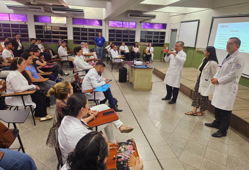 Los estudiantes de medicina de la UNA se capacitan en la formación académica que emprenderán. Foto: Gentileza