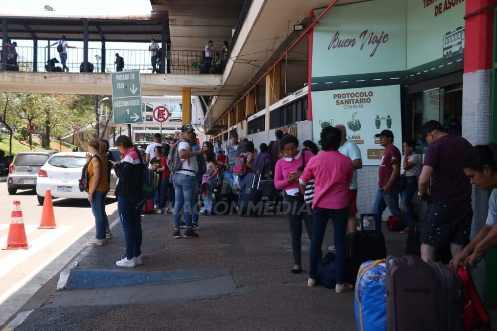 La vida de los pasajeros y de cualquier transeúnte o automovilista corre peligro al movilizarse en medio de adictos a las drogas en las inmediaciones de la Estación de Buses de Asunción (EBA). Foto: Archivo
