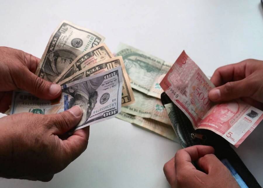Al llegar al tercer trimestre del año, el dólar ya va escalando de a poco, y esto se refuerza por la cantidad de mercaderías que ingresan, por sobre las que salen. Foto: Ilustrativa
