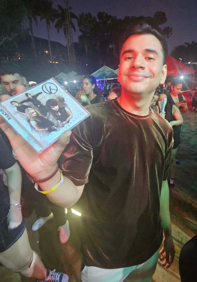 Sebastián Rodríguez exhibe un álbum de Kudai, en el concierto.