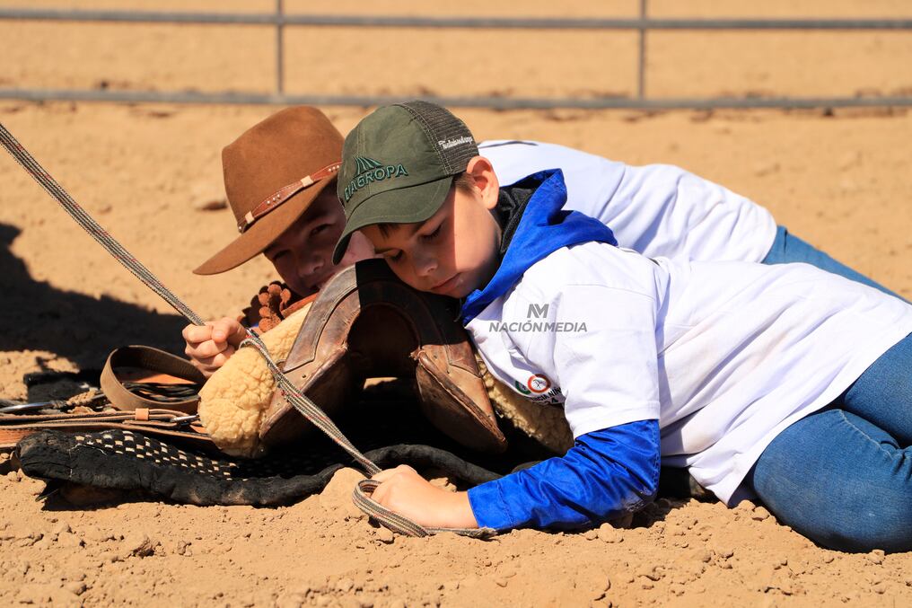 En la del dormido, los competidores a dúo, se posicionan como dormidos al pie del caballo sobre la montura, y una vez que se de la señal deben levantarse y ensillar para luego montar y hacer el circuito en pista. El más rápido resulta ganador. Foto: Carlos Juri