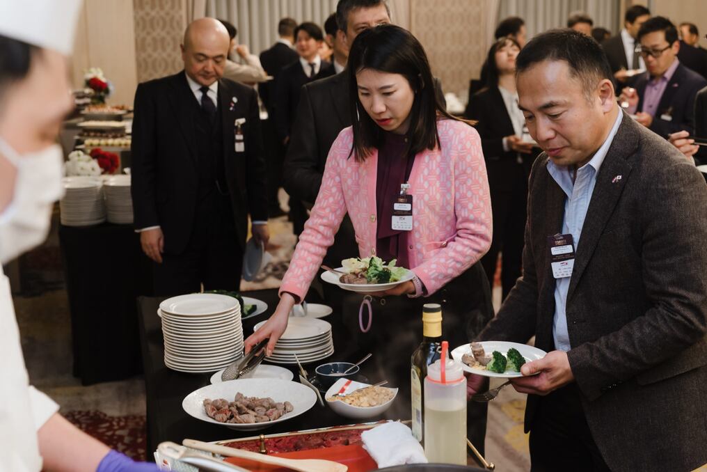 Empresarios taiwaneses y japoneses degustaron la carne paraguaya y participaron de ruedas de negocios con productores paraguayos en Taipéi. Foto: Gentileza
