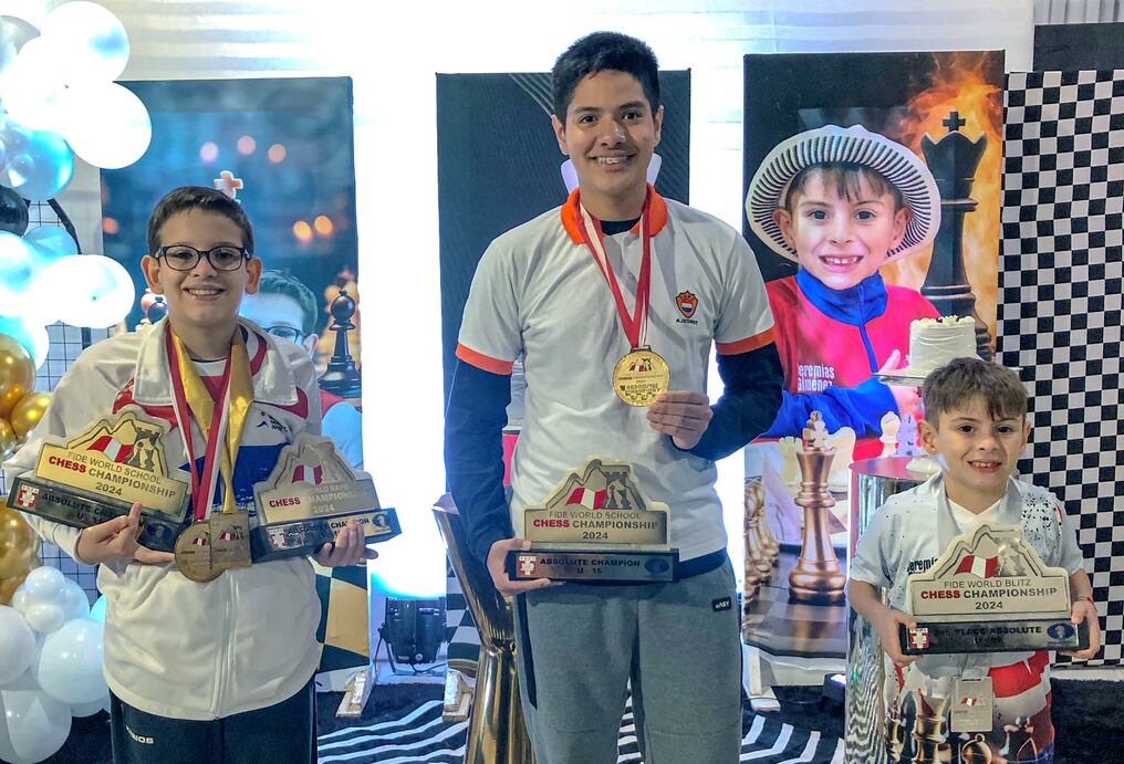 Los jóvenes Enzo Viñalez González, Arturo Cáceres y Jeremías Giménez Toledo trajeron trofeos y medallas de Perú. Foto: Gentileza
